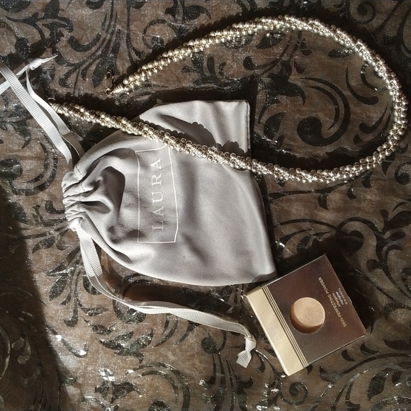 LAURA necklace+ freebie makeup sample - Picture 2 of 3